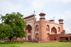 Like many places of these design, the gate to the Taj Mahal